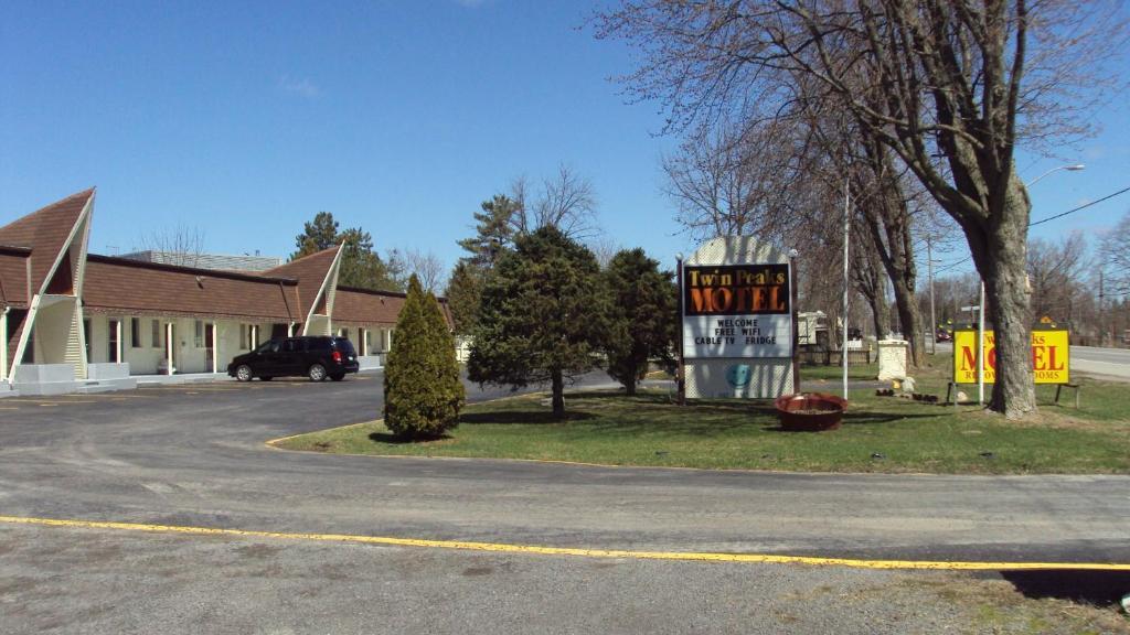 Twin Peaks Motel Napanee Exterior photo