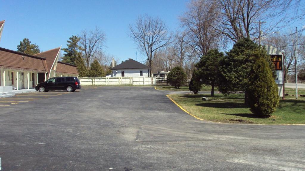 Twin Peaks Motel Napanee Exterior photo