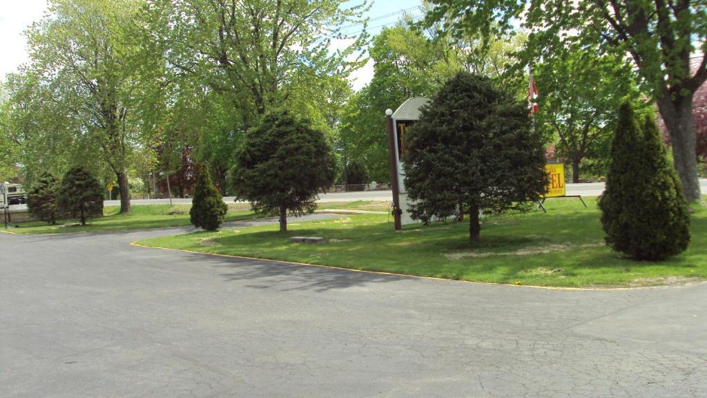 Twin Peaks Motel Napanee Exterior photo